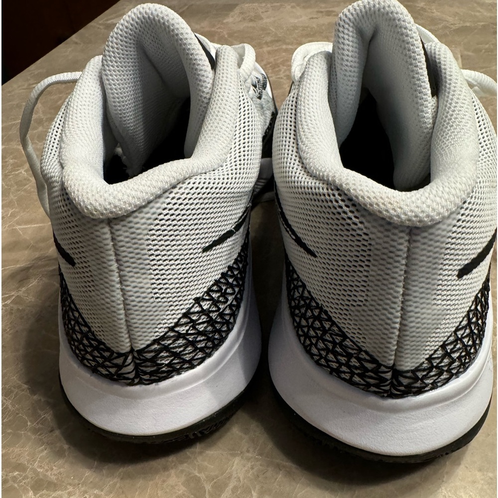 Nike Kyrie Flytrap 6 Basketball Shoes - Picture 5 of 10